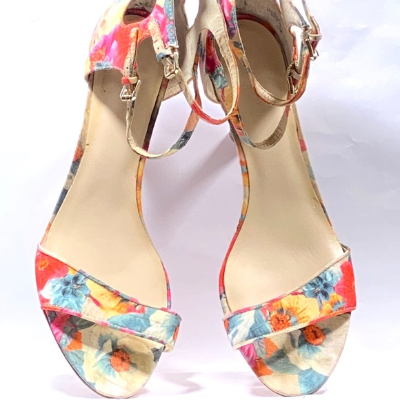 Nine West FLORAL print ankle strap, zipper back sandals size 11 - Picture 4 of 7